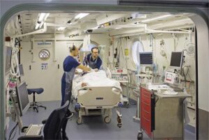 Medizinisches Personal auf der Intensivstation unter Überdruckbedingungen
